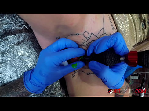 ❤️ Extreem getatoeëerde hottie Sully Savage kreeg een tatoeage op haar clitoris ️ Porno fb at nl.porn-list.ru ❌❤
